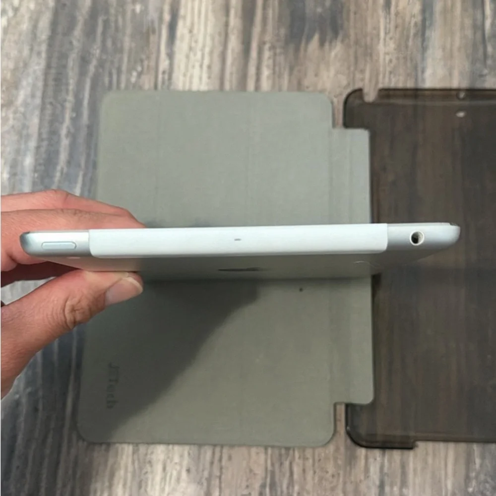 Apple Tablet - White - Picture 3 of 7